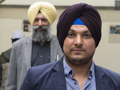 L'uomo ha finalmente addosso il turbante indiano, detto anche "dastar" in lingua punjabi